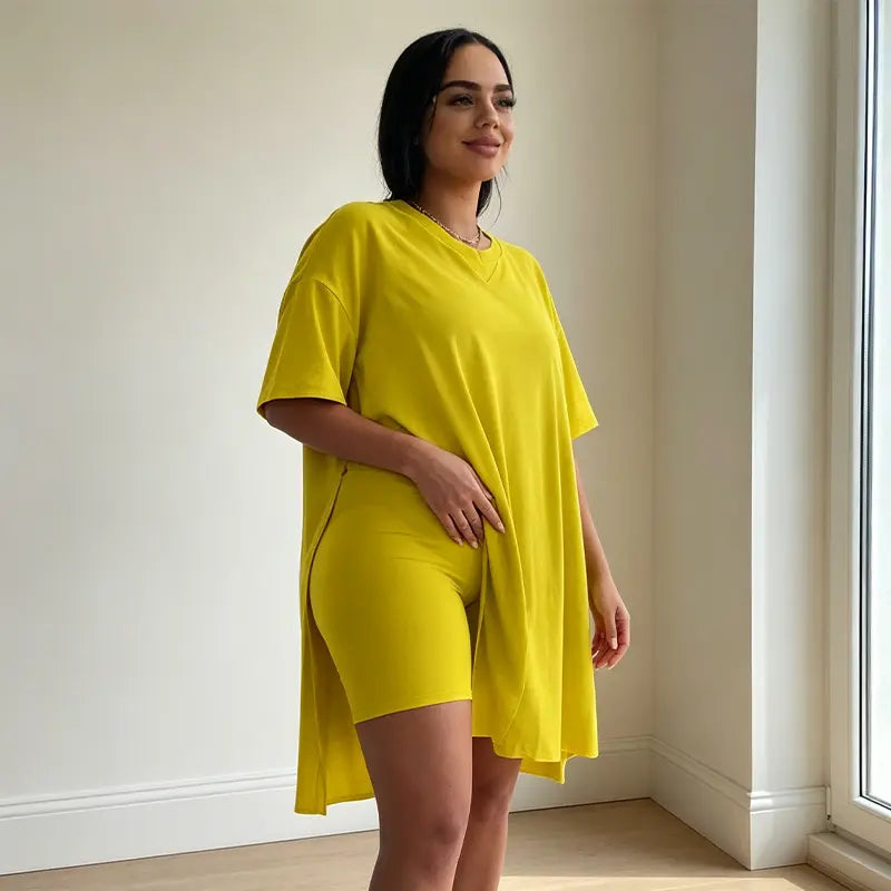 Damski letni komplet 2-częściowy Plus Size – długa koszulka z bocznym rozcięciem i szorty, miękki, elastyczny i przewiewny materiał