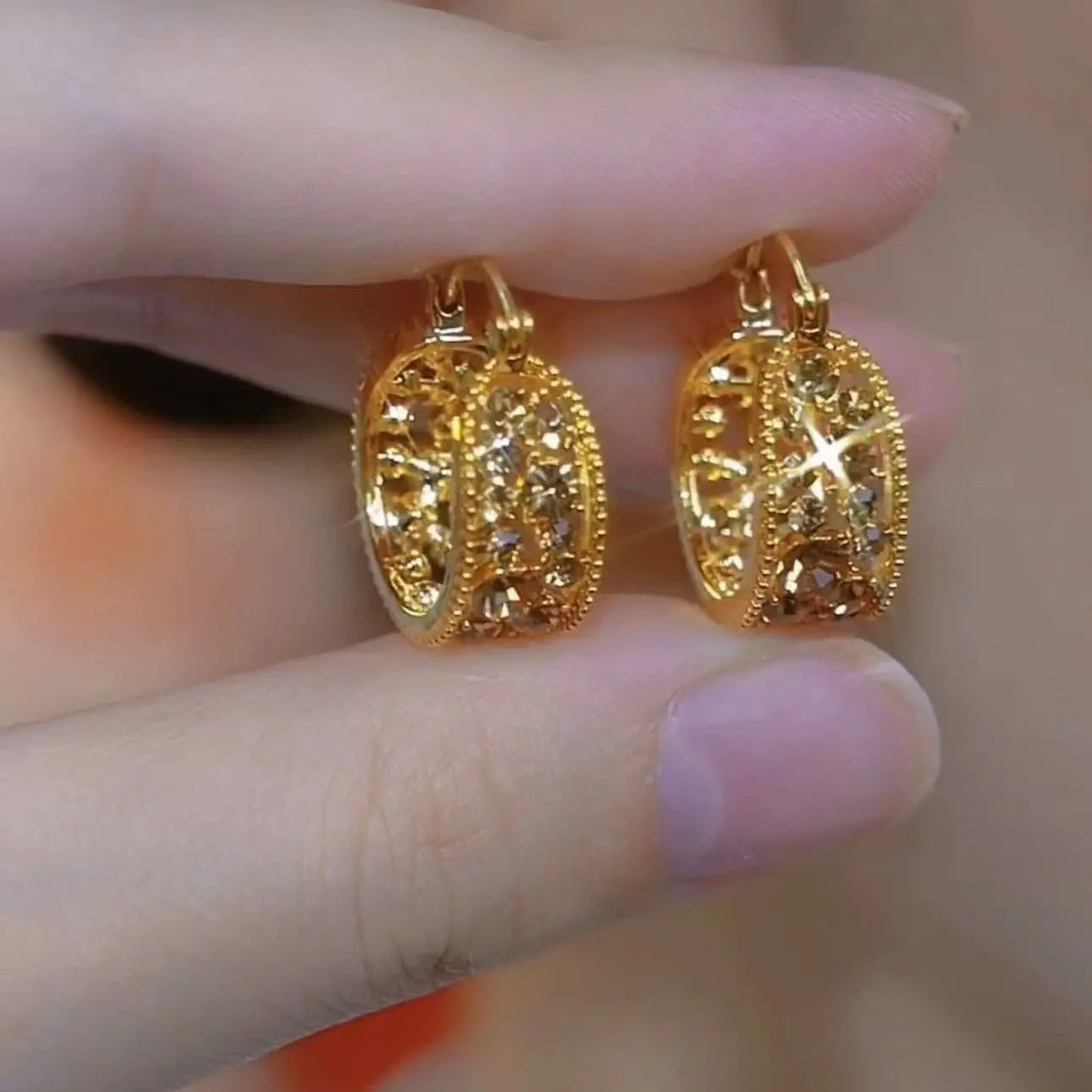 Eleganckie złote kolczyki z błyszczącymi diamentami